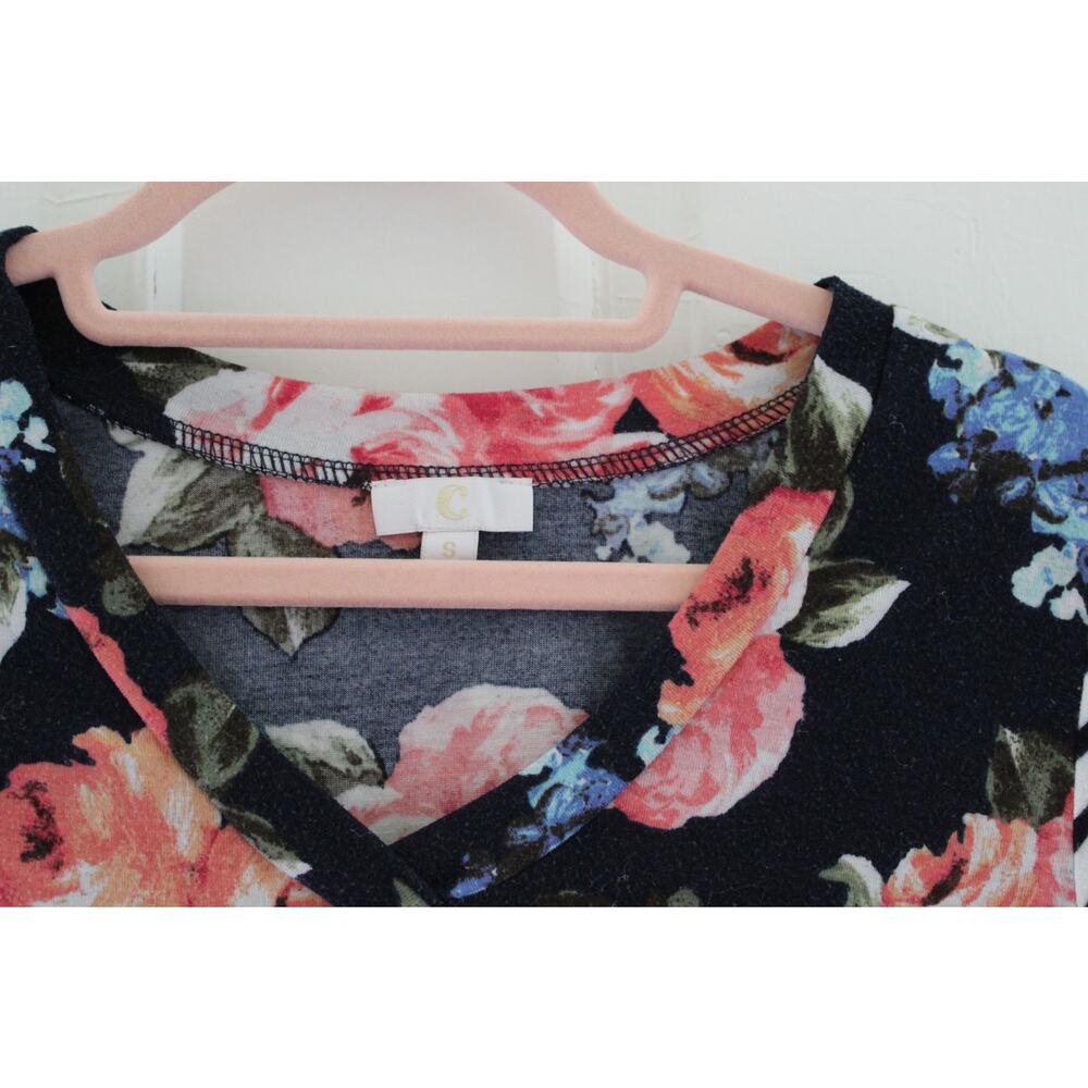 Women's Size Small Muilt-Color Pullover VNeck Tee Shirt Front Pocket - Picture 3 of 4